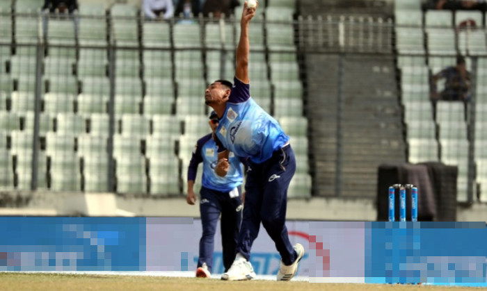 প্রথম ওভারেই উইকেট তুলে নিলো মুস্তাফিজ