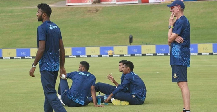 বাংলাদেশের ক্রিকেটারদের চরম অপমান করলো এলগার