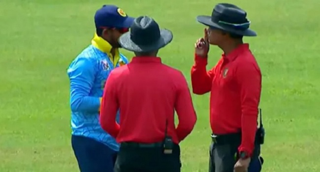 মোসাদ্দেক প্রতিবাদ করলে মোসাদ্দেককে আঙুল তুলে চুপ হওয়ার নির্দেশ দেন