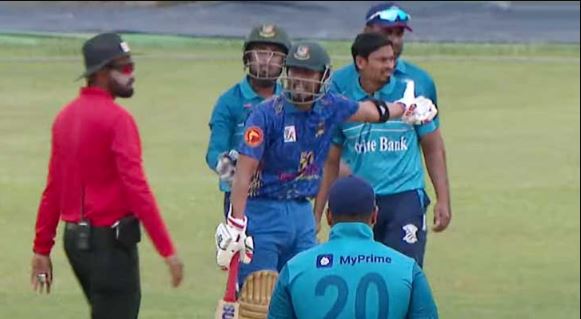 আম্পায়ারের বাজে সিদ্ধান্তের পর হেলমেটে লাথি মারলেন রকিবুল