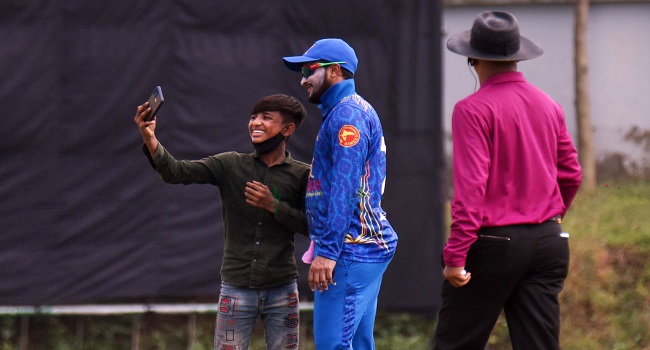 সাকিবের সঙ্গে সেলফি, অতঃপর দেয়াল টপকে যে কান্ড করলো ভক্ত