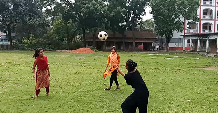 ব্রেকিং নিউজ: ময়মনসিংহের তিন কিশোরী ফুটবলার ফুটবল প্রশিক্ষণ নিতে যাচ্ছেন পর্তুগালে