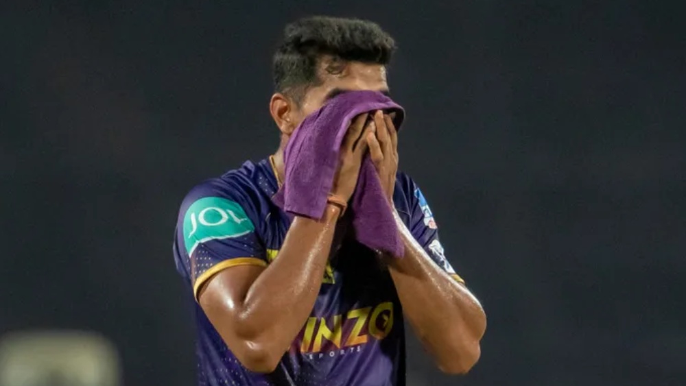 এক ওভারে পাঁচ ছক্কা,লজ্জার তালিকায় নাম তুললেন এই বোলার