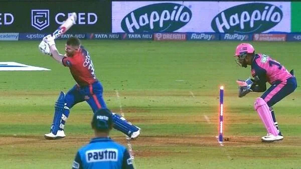 বল উইকেটে লাগল, তবু আউট হলেন না ওয়ার্নার, সোশ্যাল মিডিয়ায় ঝড়