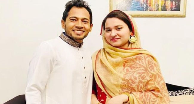 সামাজিক যোগাযোগ মাধ্যমে স্ত্রীর স্ট্যাটাস নিয়ে মুখ খুললেন মুশফিক