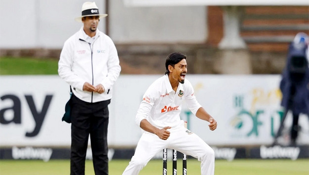 দিনের প্রথম আঘাত তাইজুলের