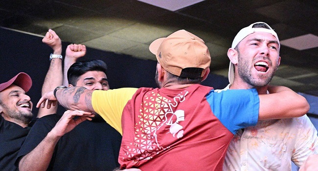 জয় পেলো মুম্বাই মাঝরাতে নাচলো কোহলিরা