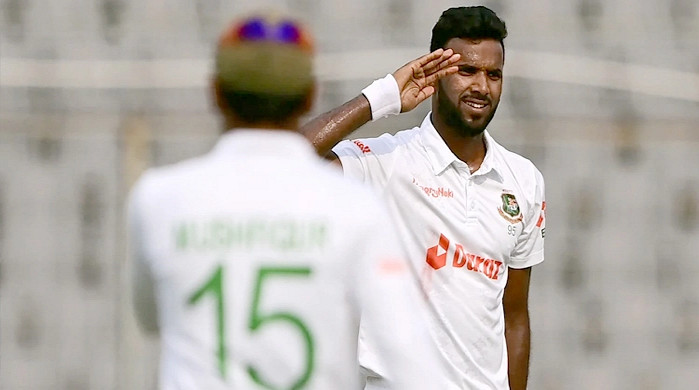 দিনের দ্বিতীয় বলেই এবাদতের আঘাত, দেখেনিন সর্বশেষ স্কোর