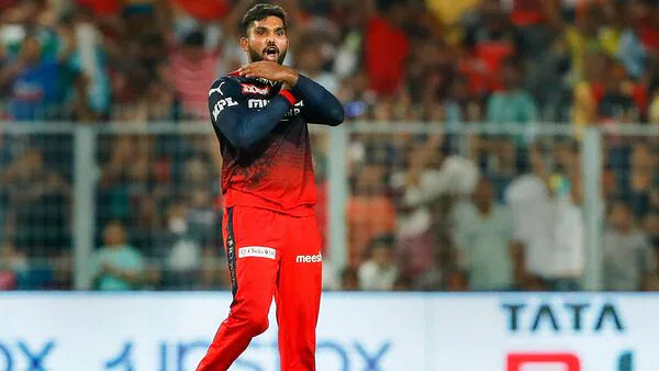 স্পিনার হিসেবে এক আসরে সর্বোচ্চ উইকেট নিয়ে বিশ্ব রেকর্ড গড়লেন হাসারাঙ্গা