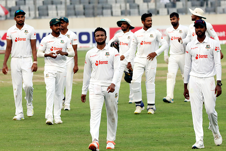 আগেই শুরু হয়েছে চতুর্থ দিনে খেলা
