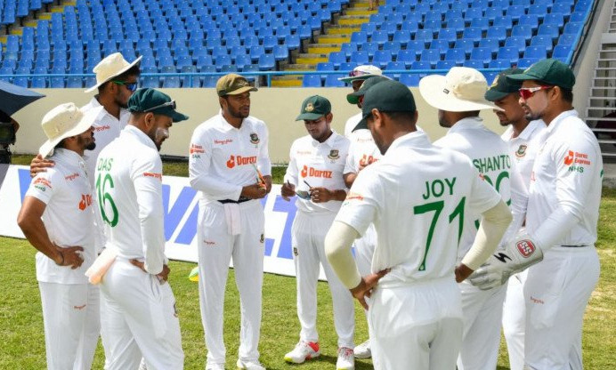 প্রথম ইনিংসে অল-আউট হওয়ার পর টেস্ট ম্যাচ নিয়ে পাল্টেছে টাইগারদের সিদ্ধান্ত