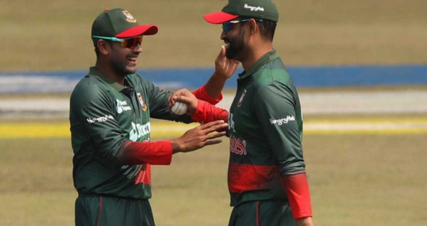 হঠাৎ তামিমের প্রশংসায় পঞ্চমুখ দলের তারকা বোলার