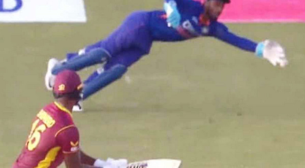 স্যামসনের এক ঝাঁপেই ম্যাচ জয়