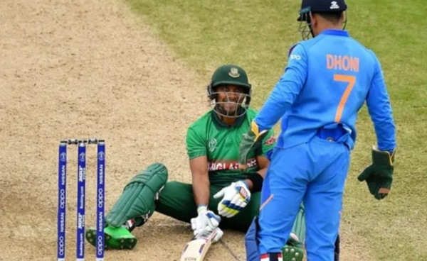 অদ্ভুত এক শর্তে সাব্বিরকে ‘ছক্কা মারার ব্যাট’ উপহার দেন মহেন্দ্র সিং ধোনি