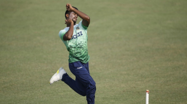 শেষ ওভারে জোড়া উইকেট সহ ৪ উইকেট তুলে নিয়ে অনন্য এক রেকর্ড গড়লেন এই টাইগার বোলার