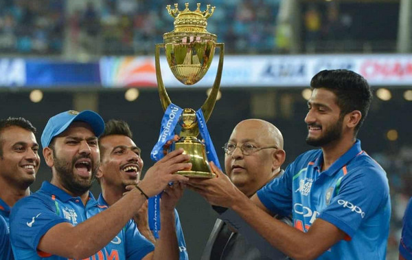 এশিয়া কাপঃ রাহুল দ্রাবিড়ের পরিবর্তে এই ৩ কিংবদন্তীকে কোচ হিসাবে পেতে পারে ভারত