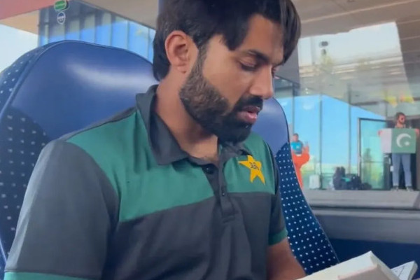 এশিয়া কাপের জন্য দুবাই যাওয়ার সময় বিমানযাত্রায় পবিত্র কুরআন পাঠ করছেন রিজওয়ান