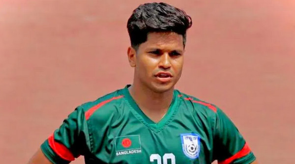 অবাক করা নতুন ঘটনাঃ দেশের হয়ে খেলতে বিমানবাহিনীর চাকরি ছাড়লেন সুমন রেজা