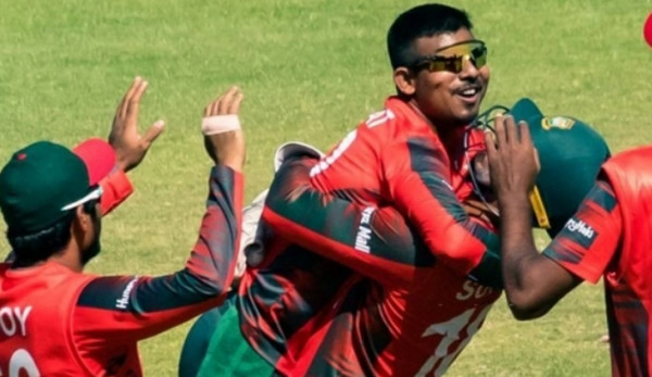 আউট আউট আউটঃ টাইগারদের দুর্দান্ত বোলিংয়ে আবারও আউট, দেখুন সর্বশেষ স্কোর
