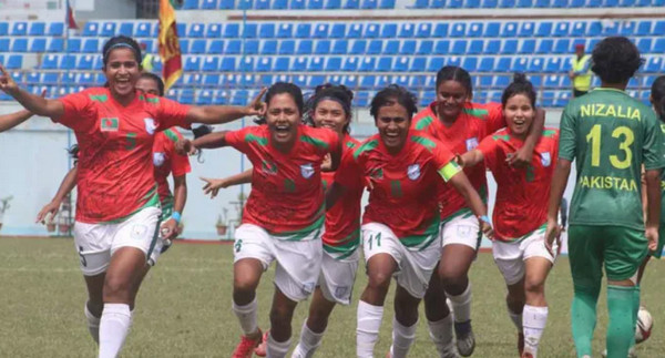সাবিনার হ্যাট্রিকে, পাকিস্তানকে উড়িয়ে সেমির পথে বাংলাদেশ