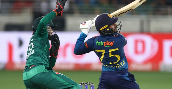 ১৬ ওভার শেষে দেখে নিন সর্বশেষ স্কোর