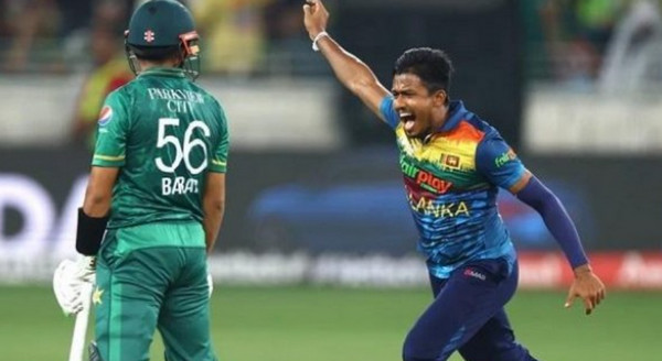 টানটান উত্তেজনায় শেষ হল ১৫ তম ওভার, দেখুন শেষ স্কোর