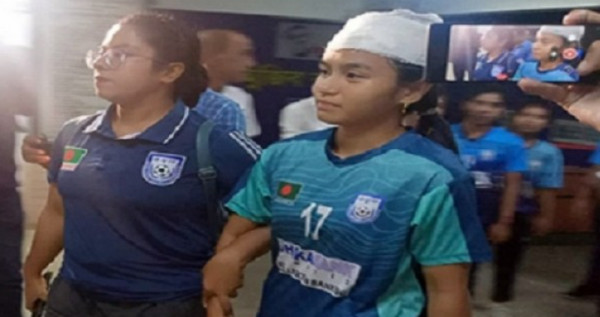 ব্রেকিং নিউজঃ হঠাৎ চিকিৎসা নিয়ে বাফুফে ভবনে ঋতুপর্ণা