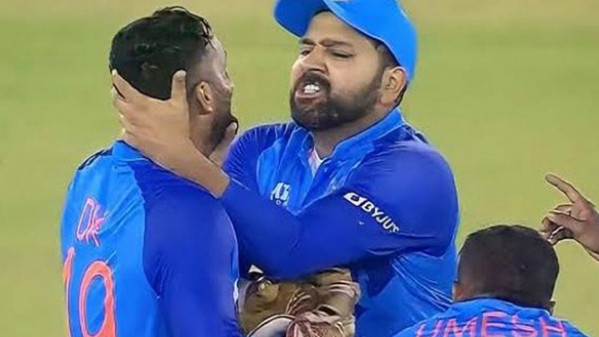 অবাক ক্রিকেট বিশ্বঃ যে কারনে মাঠেই কার্তিকের থুতনি চেপে ধরলেন রোহিত