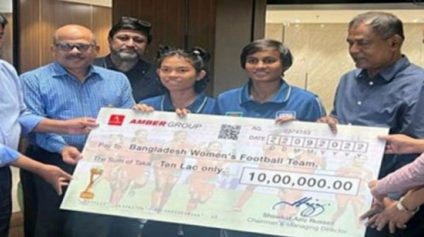সাফজয়ী নারী ফুটবলারদের প্রথম বারের মত আকাশ ছোঁয়া অর্থ প্রদান