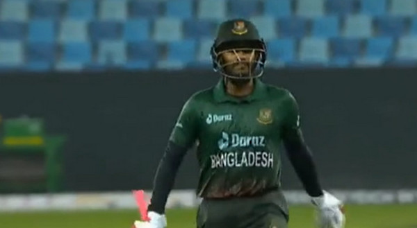 উড়তে থাকা মিরাজকে এই কেমন আউট দিলেন আম্পায়ার , দেখুন সর্বশেষ স্কোর