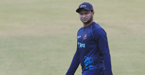 অবাক ক্রিকেট বিশ্বঃ পাকিস্তানের অধিনায়ক সাকিব আল হাসান