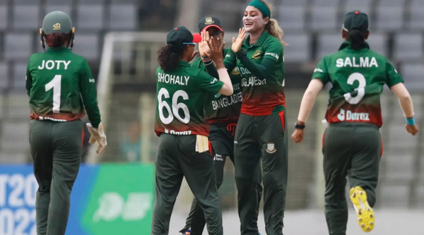 আউট আউট আউটঃ টানা ৫ উইকেট তুলে নিল বাংলাদেশ, দেখুন সর্বশেষ স্কোর