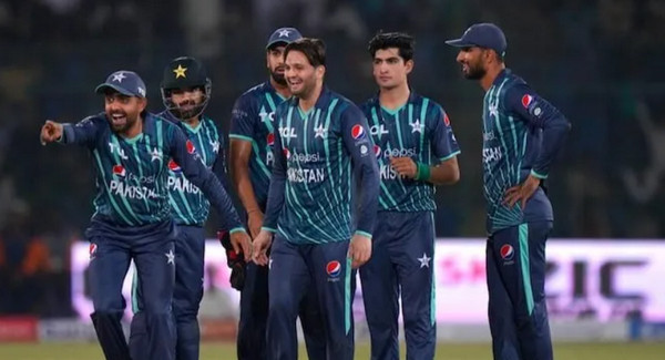 ৭ উইকেটে পাকিস্তানের বিশাল জয়