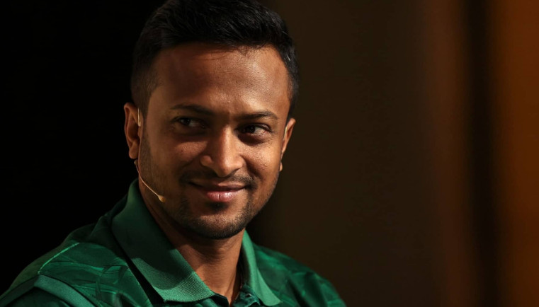 হাসির আড়ালে সাকিবের মনে বিষাদ