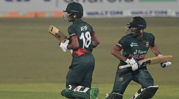 ৫ ওভার শেষে দেখুন সর্বশেষ স্কোর