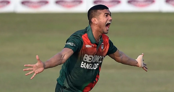 আবারও আউটঃ চলছে তাসকিন ঝড়, দেখুন সর্বশেষ স্কোর