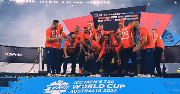 ক্রিকেট বিশ্বের অবিশ্বাস্য এক রেকর্ড গড়লেন ইংল্যান্ড