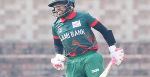 চার-ছক্কা মুশফিকের ঝড়ো ব্যাটিংয়ে বড় সংগ্রহে দল