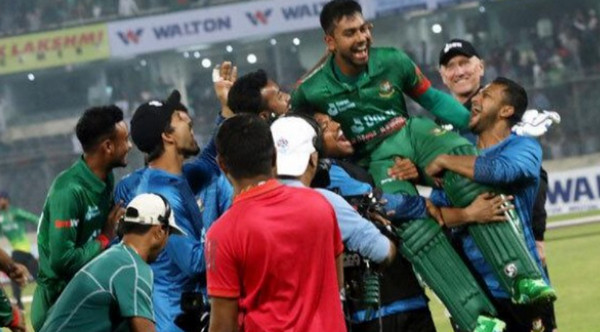 ভারতের বিপক্ষে বাংলাদের বিশাল জয়, বিজয়োল্লাসে সাকিবের কাঁধে মিরাজ