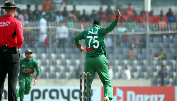 ম্যাচ চলাকালীন সময়ে হঠাৎ সুখবর পেলেন সাকিব