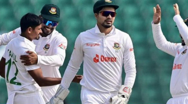 টানা ৪ উইকেট হারিয়ে ধুকছে ভারত, দেখে নিন সর্বশেষ স্কোর