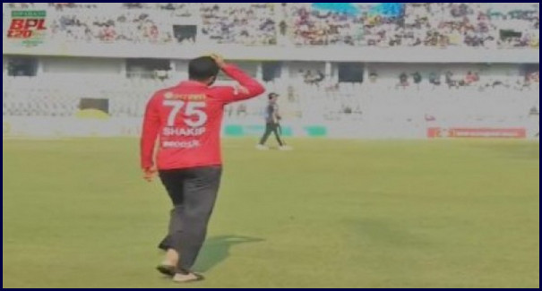 আবারও সেই একই ঘটনাঃ মাঠে ঢুকে আম্পায়ারের সঙ্গে তর্কে জড়ালেন সাকিব