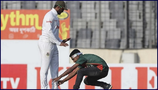 মাঠে ঢুকে সাকিবকে কুর্নিশ করা সেই ভক্তের শেষ পরিনতি যা হল
