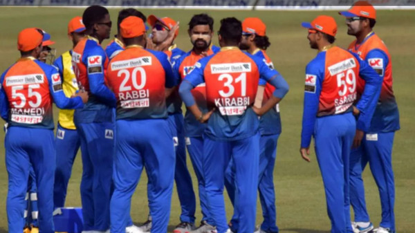 খুলনা দলের তারাকা ক্রিকেটাকে কেড়ে নিয়ে গেলেন কুমিল্লা
