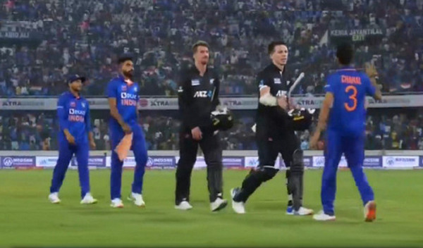অবাক ক্রিকেট বিশ্বঃ খেলার মাজপথে নিউজিল্যান্ডের সাথে হাত মিলিয়ে পরাজয় শিকার করে ভারত