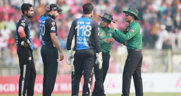 আম্পায়ারের সঙ্গে তর্কে জড়িয়ে চমম শাস্তি পেলেন সোহান ও রউফ