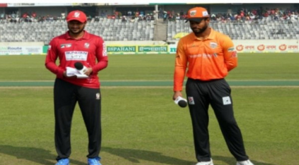 সাকিবদের বিপক্ষে টসে জিতে বোলিংয়ে তামিমরা, দেখুন সর্বশেষ স্কোর