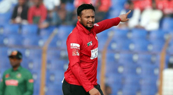 দেশে ফিরলেন সাকিব