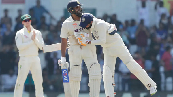 ৫ উইকেট নেই ভারতের, রোহিতের দুর্দান্ত সেঞ্চুরিতে দেখুন সর্বশেষ স্কোর