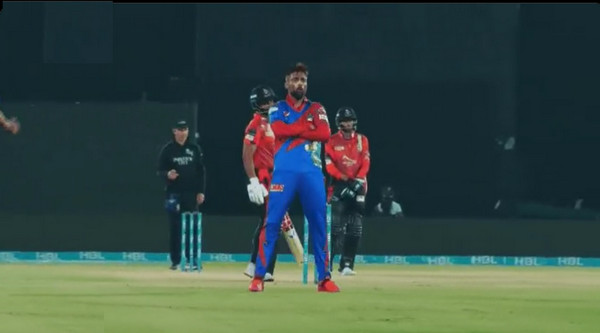 মাঠের মধ্যে আমির শালীনতার সব সীমা ছাড়ালেন, উঠেছে শাস্তির দাবি (দেখুন ভিডিওসহ)
